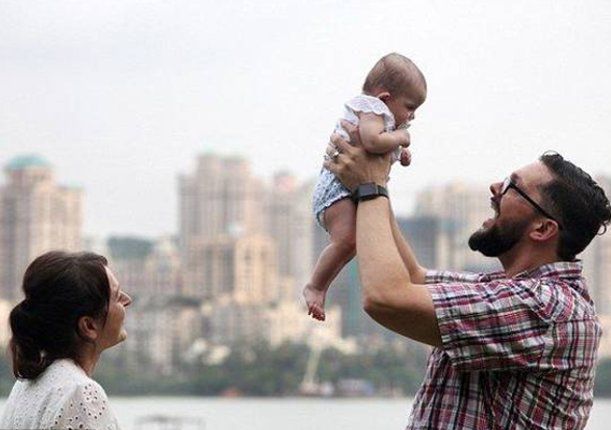 英国夫妇远赴印度做助孕,却不能与孩子团聚